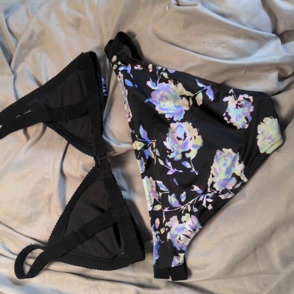 Cute Volcom bikini - Picture 2 of 4